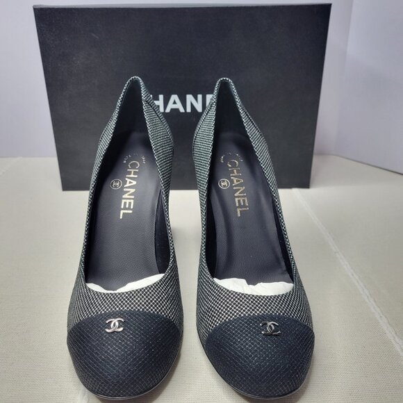 Chanel Pumps Sz 7.5 Dark Silver Black Logo Cap Toe Stiletto Heels Leather Fabric - Picture 4 of 14